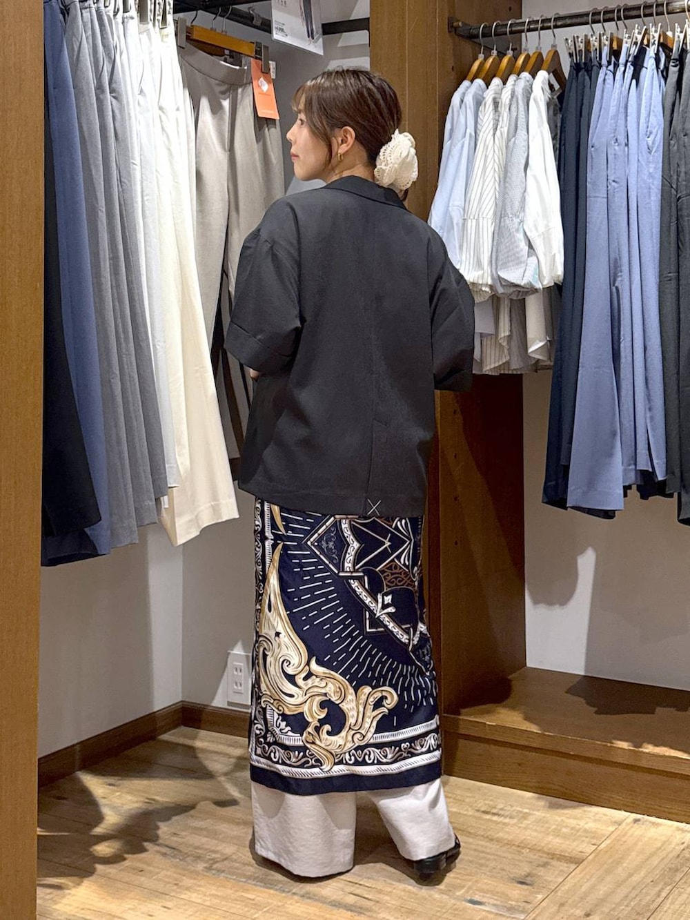 「低身長、体型カバー、カジュアル、低身長_GLOBALWORK、145~150cm_GLOBALWORK、GLOBAL WORK、Tシャツ、ジャケット、ワイドパンツ、ウエストゴム、ゆったり、ベーシック/シンプル、夏コーデ、スカーフ」|「GLOBAL WORKのリッチクリーンプリントT半袖/147640(Tシャツ/カットソー、ホワイト系)」を使った、shizuruさん(レディース・149cm)の夏コーディネートの3枚目の写真