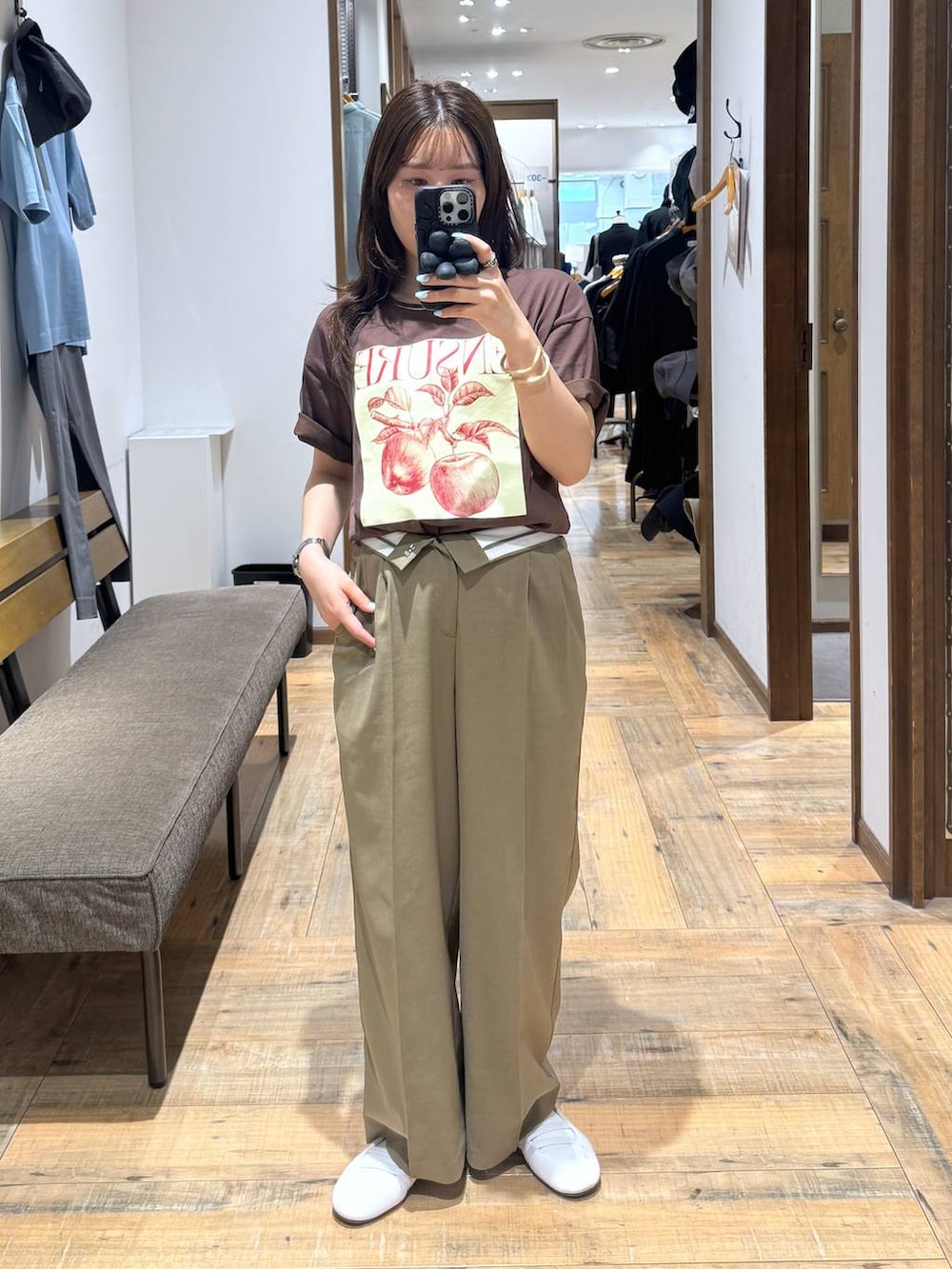 「低身長、体型カバー、カジュアル、低身長_GLOBALWORK、145～150cm_GLOBALWORK、GLOBAL WORK、Tシャツ、ウエストゴム、ワイドパンツ」｜「GLOBAL WORKのリッチクリーンプリントT半袖/147640（Tシャツ/カットソー、ブラウン系）」を使った、shizuruさん（レディース・149cm）の夏コーディネートの2枚目の写真
