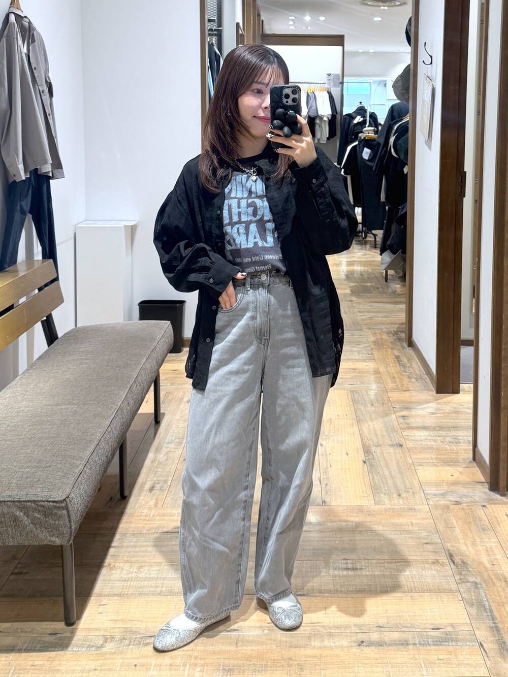 「低身長、体型カバー、カジュアル、低身長_GLOBALWORK、145～150cm_GLOBALWORK、GLOBAL WORK、Tシャツ、シャツ、シアートップス、GOOD DENIM_GLOBAL WORK、デニムパンツ、ウエストゴム、ゆったり、ベーシック/シンプル、きれいめカジュアル」｜「GLOBAL WORKのGOODデニムバギーパンツ/118365（デニムパンツ、グレー系）」を使った、shizuruさん（レディース・149cm）の春コーディネートの4枚目の写真