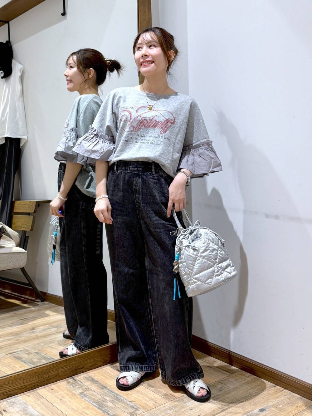 「低身長_GLOBALWORK、145～150cm_GLOBALWORK、GLOBAL WORK、デニムパンツ、ウエストゴム、ゆったり、ベーシック/シンプル、夏コーデ、秋コーデ、低身長、体型カバー、カジュアル」｜「GLOBAL WORKのらくっション2WAYラメサンダル/494066（サンダル、シルバー系）」を使った、shizuruさん（レディース・149cm）の夏コーディネートの4枚目の写真