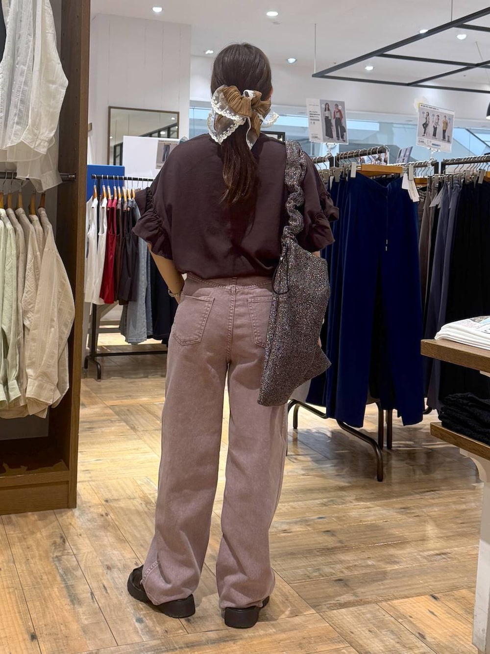 「低身長、体型カバー、カジュアル、低身長_GLOBALWORK、145～150cm_GLOBALWORK、GLOBAL WORK、Tシャツ、GOOD DENIM_GLOBAL WORK、デニムパンツ、ウエストゴム、ゆったり」｜「GLOBAL WORKのラメシャーリング3WAYショルダー/120753（ショルダーバッグ、パープル系）」を使った、shizuruさん（レディース・149cm）の夏コーディネートの3枚目の写真