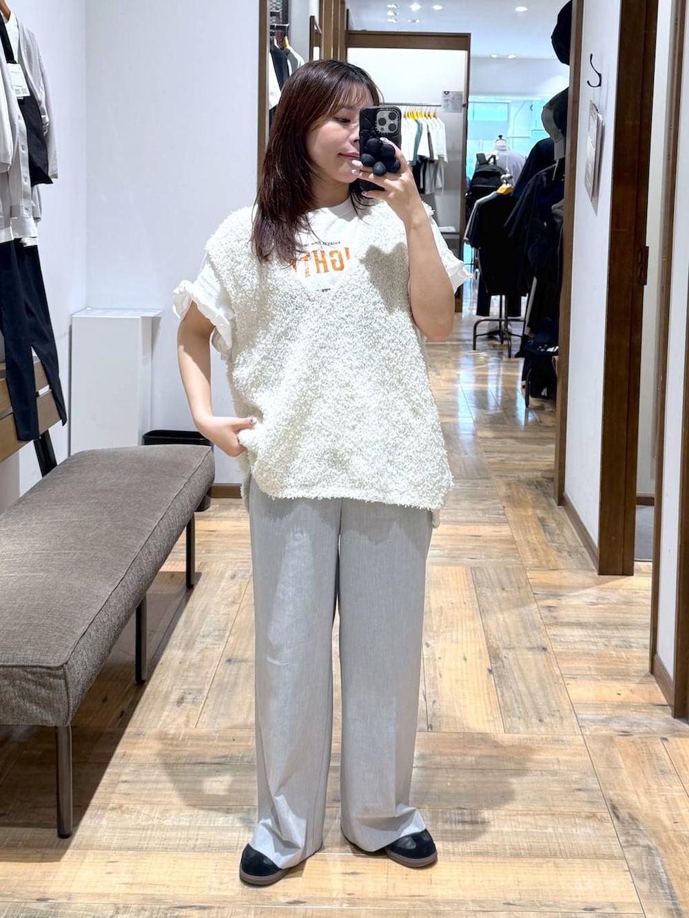 「低身長、体型カバー、カジュアル、低身長_GLOBALWORK、145～150cm_GLOBALWORK、GLOBAL WORK、ベスト、ウツクシルエットパンツ_GLOBAL WORK、ワイドパンツ、ウエストゴム、ゆったり、ベーシック/シンプル」｜「GLOBAL WORKのウツクシルエットプレミアムワイドパンツ/252422（その他パンツ、グレー系）」を使った、shizuruさん（レディース・149cm）の夏コーディネートの3枚目の写真