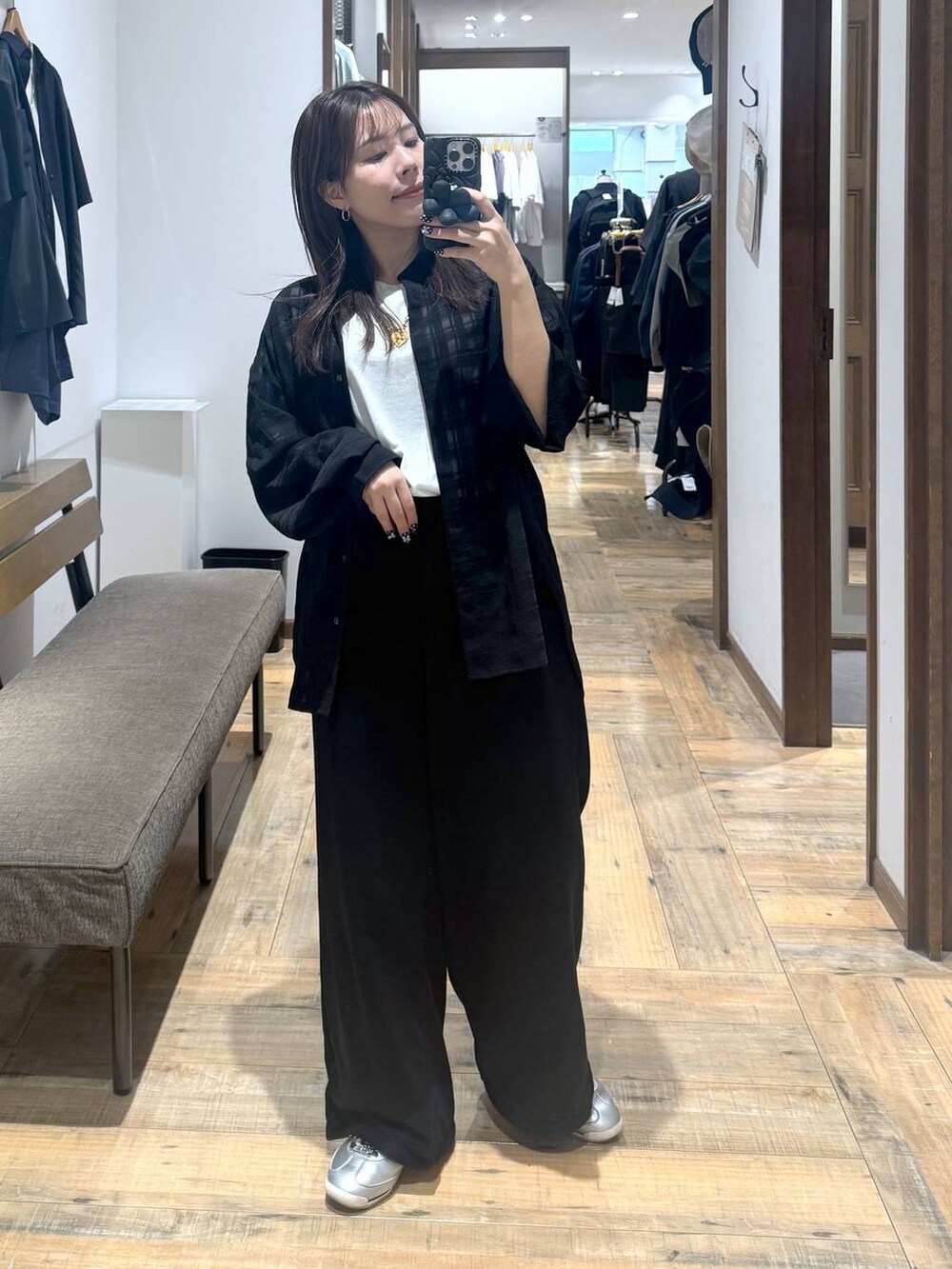 「低身長_GLOBALWORK、145～150cm_GLOBALWORK、GLOBAL WORK、ブラウス、シワ軽減、スウェットパンツ、ウエストゴム、ゆったり、ベーシック/シンプル、きれいめカジュアル、低身長、体型カバー、カジュアル」｜「GLOBAL WORKのアソート柄シアーシャツ/288604（シャツ/ブラウス、ブラック系）」を使った、shizuruさん（レディース・149cm）の春コーディネートの2枚目の写真