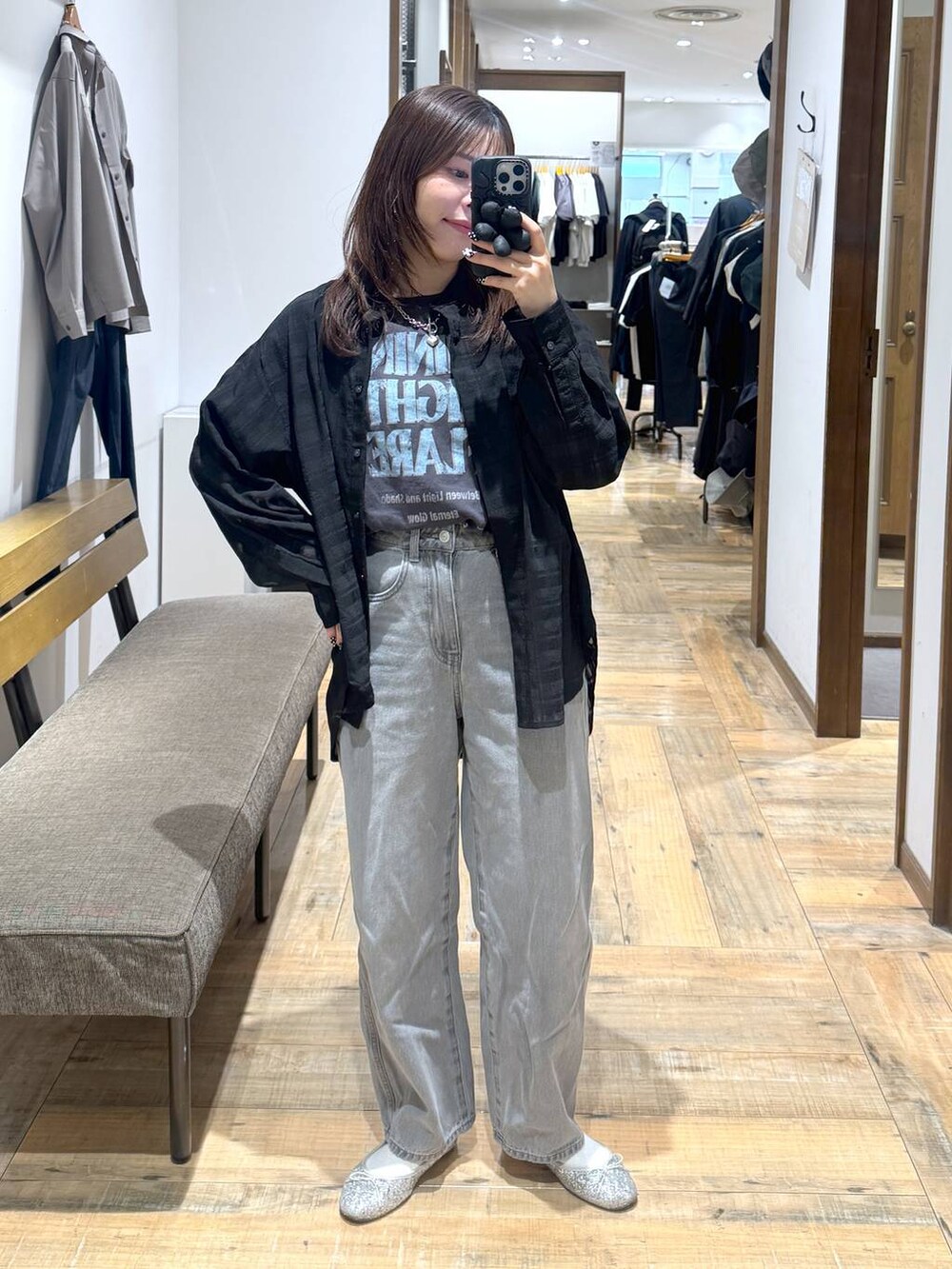 「低身長、体型カバー、カジュアル、低身長_GLOBALWORK、145～150cm_GLOBALWORK、GLOBAL WORK、Tシャツ、シャツ、シアートップス、GOOD DENIM_GLOBAL WORK、デニムパンツ、ウエストゴム、ゆったり、ベーシック/シンプル、きれいめカジュアル」｜「GLOBAL WORKのGOODデニムバギーパンツ/118365（デニムパンツ、グレー系）」を使った、shizuruさん（レディース・149cm）の春コーディネートの2枚目の写真