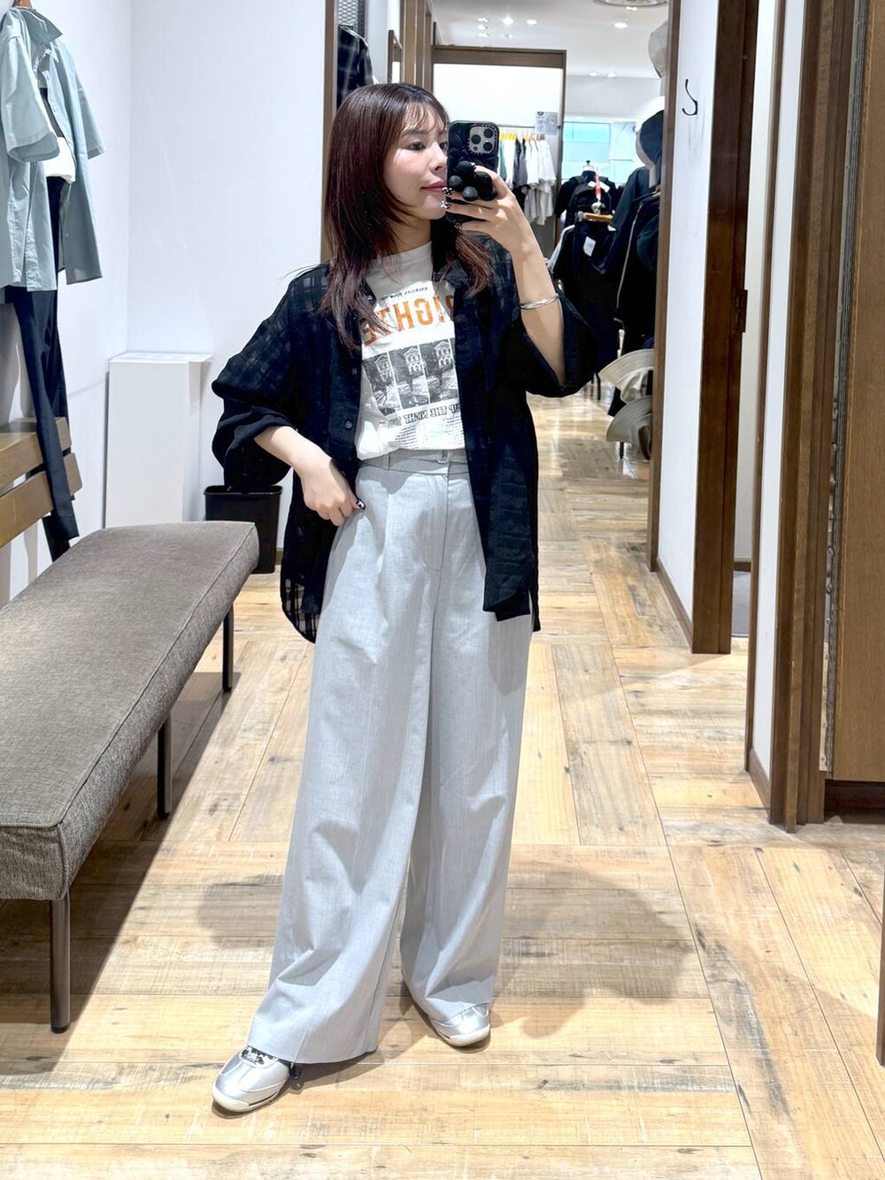 「低身長、体型カバー、カジュアル、低身長_GLOBALWORK、145～150cm_GLOBALWORK、GLOBAL WORK、シャツ、Tシャツ、ウツクシルエットパンツ_GLOBAL WORK、ワイドパンツ、ウエストゴム、ゆったり、きれいめカジュアル」｜「GLOBAL WORKのウツクシルエットプレミアムワイドパンツ/252422（その他パンツ、グレー系）」を使った、shizuruさん（レディース・149cm）の春コーディネートの3枚目の写真