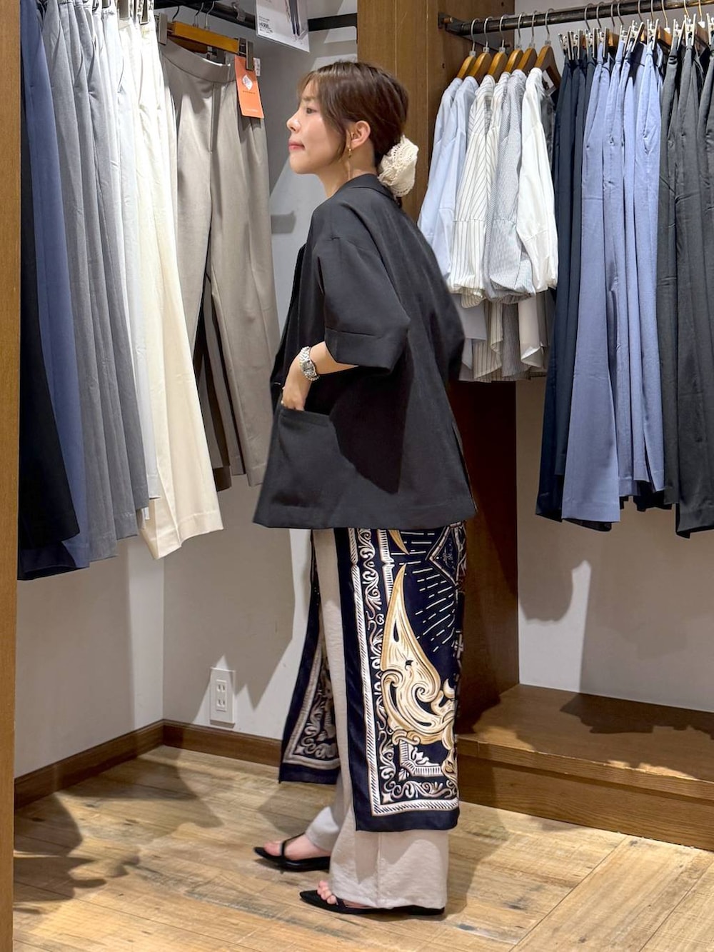 「低身長、体型カバー、カジュアル、低身長_GLOBALWORK、145~150cm_GLOBALWORK、GLOBAL WORK、Tシャツ、ジャケット、ワイドパンツ、ウエストゴム、ゆったり、ベーシック/シンプル、夏コーデ、スカーフ」|「GLOBAL WORKのリッチクリーンプリントT半袖/147640(Tシャツ/カットソー、ホワイト系)」を使った、shizuruさん(レディース・149cm)の夏コーディネートの2枚目の写真