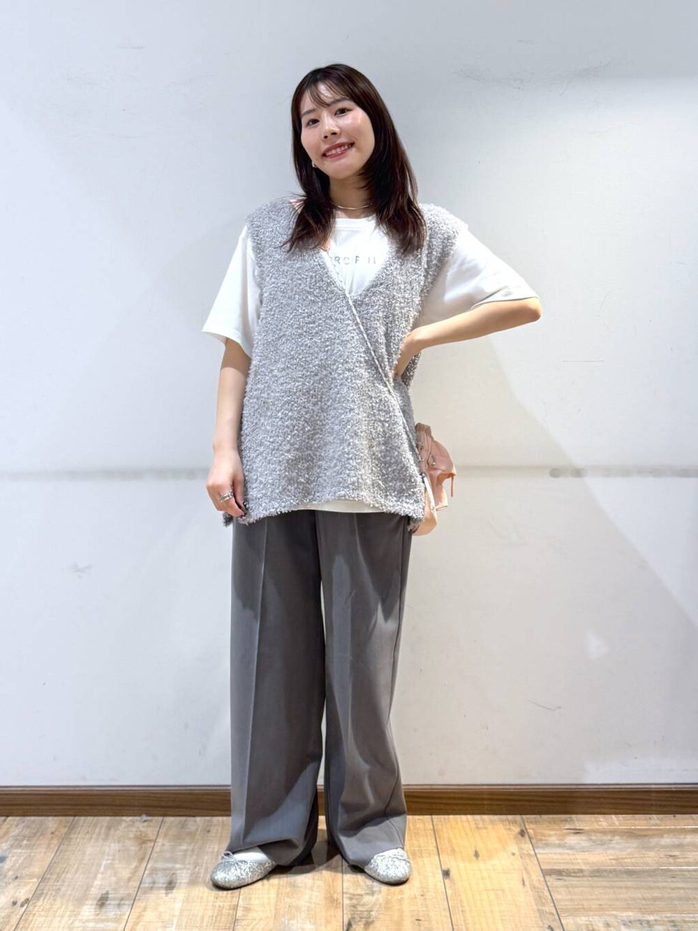 「低身長、体型カバー、カジュアル、低身長_GLOBALWORK、145～150cm_GLOBALWORK、GLOBAL WORK、ベスト、ウツクシルエットでいこう、ワイドパンツ、ウツクシルエット_GLOBAL WORK、きれいめ、ベーシック/シンプル、きれいめカジュアル」｜「GLOBAL WORKのらくっション撥水バレエ/135873（バレエシューズ、シルバー系）」を使った、shizuruさん（レディース・149cm）の春コーディネートの4枚目の写真
