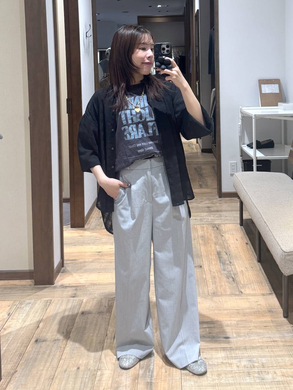 「カジュアル、低身長、体型カバー、低身長_GLOBALWORK、145～150cm_GLOBALWORK、GLOBAL WORK、ブラウス、Tシャツ、ウツクシルエット_GLOBAL WORK、ウツクシルエットでいこう、ワイドパンツ、ウエストゴム、ゆったり、ベーシック/シンプル、きれいめ」｜「GLOBAL WORKのらくっション撥水バレエ/135873（バレエシューズ、シルバー系）」を使った、shizuruさん（レディース・149cm）の春コーディネートの3枚目の写真