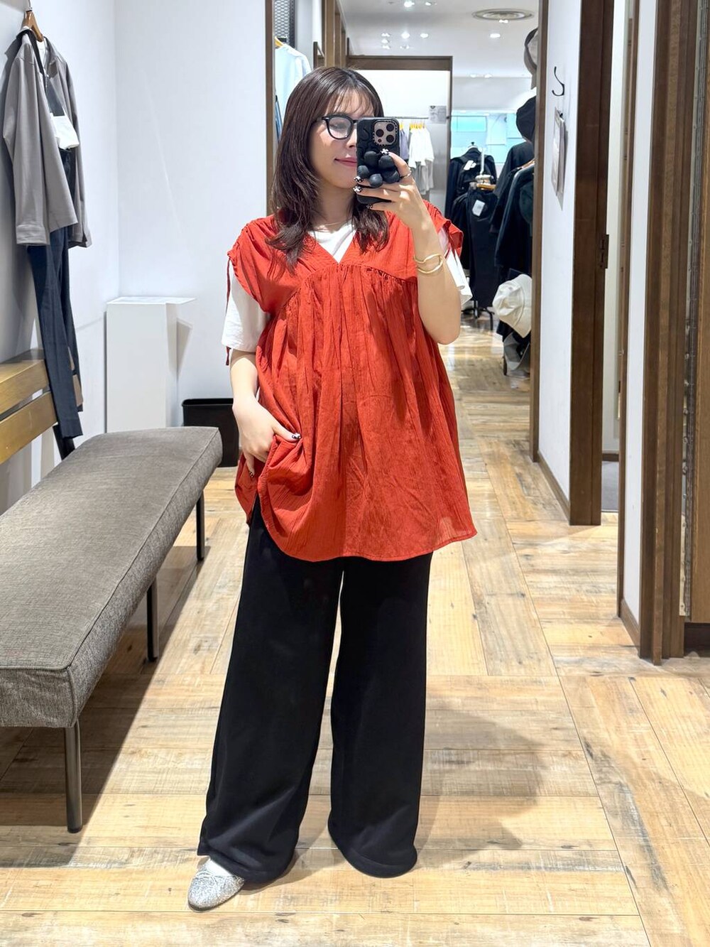 「低身長、体型カバー、カジュアル、ブラウス、Tシャツ、スウェットパンツ、ウエストゴム、ゆったり、ベーシック/シンプル、夏コーデ」｜「GLOBAL WORKのらくっション撥水バレエ/135873（バレエシューズ、シルバー系）」を使った、shizuruさん（レディース・149cm）の春コーディネートの3枚目の写真