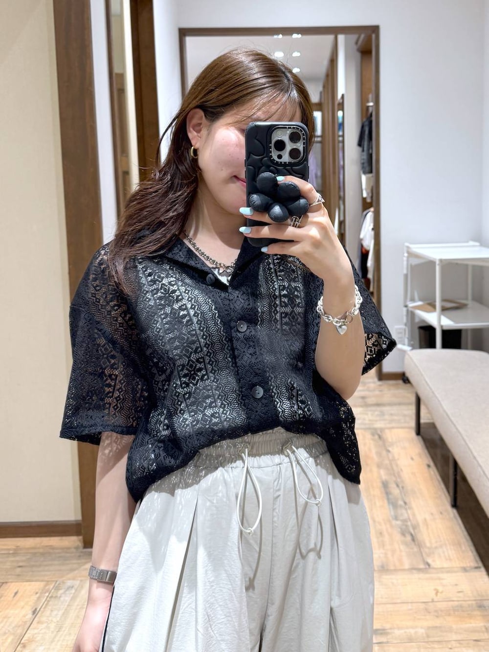 「低身長、体型カバー、カジュアル、GLOBAL WORK、低身長_GLOBALWORK、145～150cm_GLOBALWORK、シャツ、ワイドパンツ、ウエストゴム、ゆったり」｜「GLOBAL WORKのレースシャツ半袖/494043（シャツ/ブラウス、ブラック系）」を使った、shizuruさん（レディース・149cm）の夏コーディネートの2枚目の写真