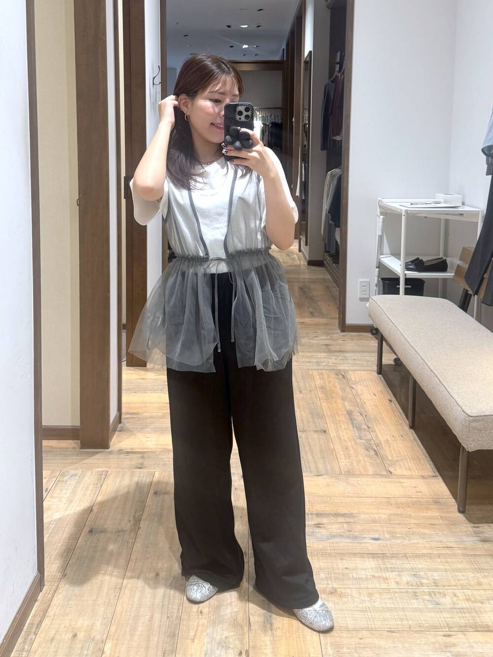 「低身長、体型カバー、カジュアル、低身長_GLOBALWORK、145～150cm_GLOBALWORK、GLOBAL WORK、ベスト、スウェットパンツ、Tシャツ、ウエストゴム、ゆったり、ベーシック/シンプル」｜「GLOBAL WORKのらくっション撥水バレエ/135873（バレエシューズ、シルバー系）」を使った、shizuruさん（レディース・149cm）の春コーディネートの3枚目の写真