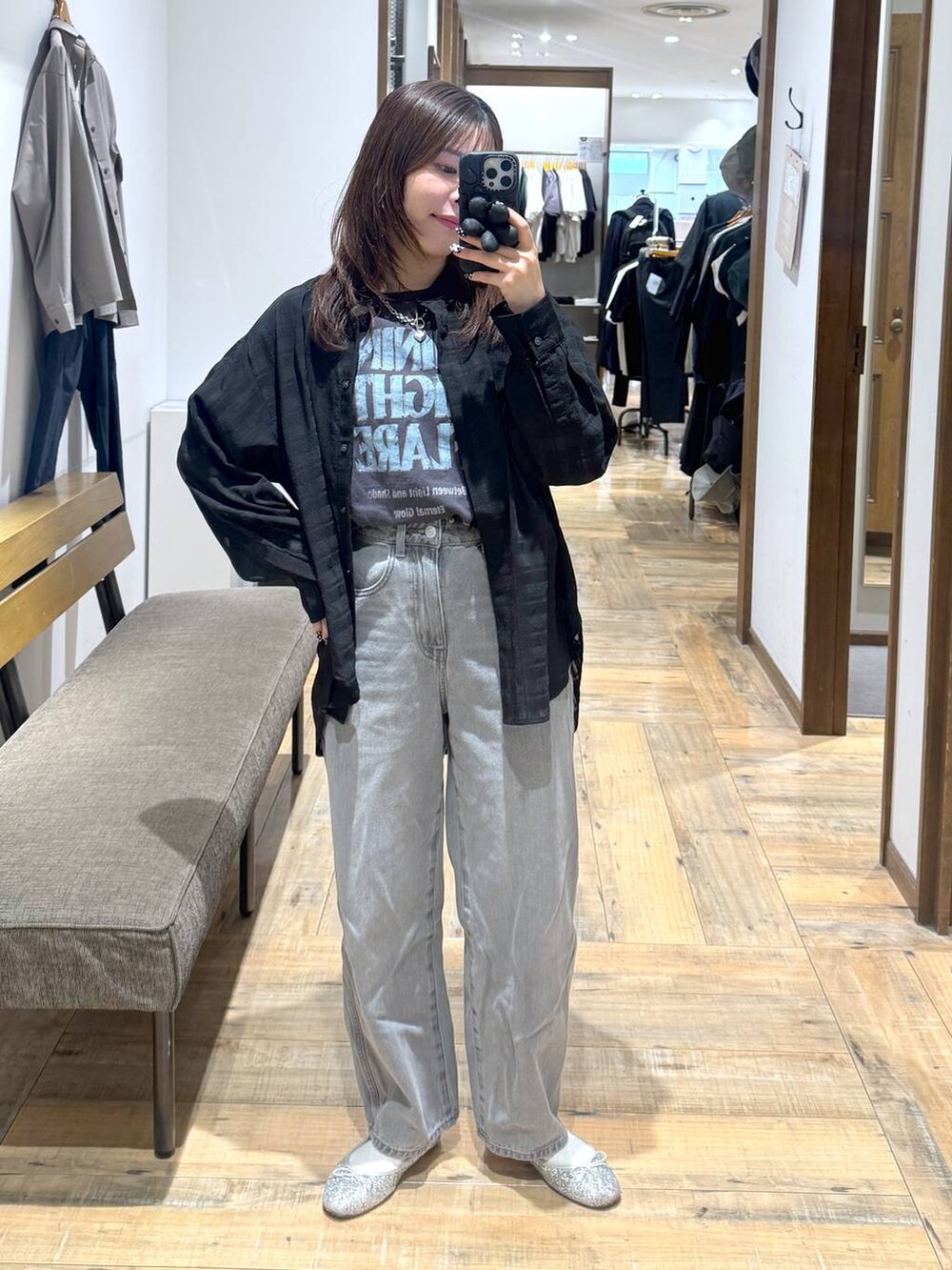 「低身長、体型カバー、カジュアル、低身長_GLOBALWORK、145～150cm_GLOBALWORK、GLOBAL WORK、Tシャツ、シャツ、シアートップス、GOOD DENIM_GLOBAL WORK、デニムパンツ、ウエストゴム、ゆったり、ベーシック/シンプル、きれいめカジュアル」｜「GLOBAL WORKのGOODデニムバギーパンツ/118365（デニムパンツ、グレー系）」を使った、shizuruさん（レディース・149cm）の春コーディネートの3枚目の写真