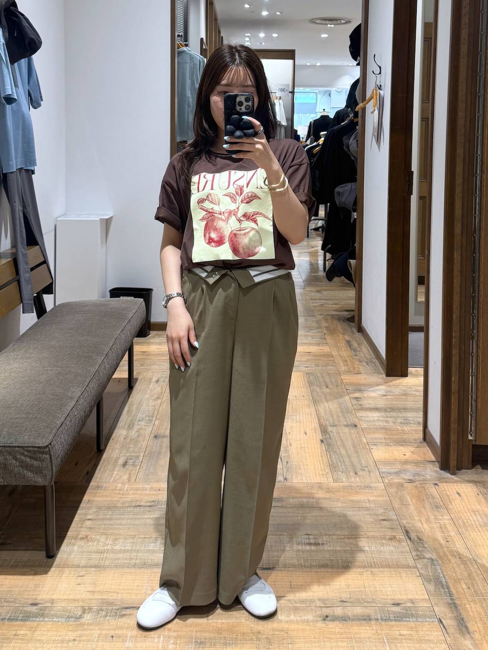 「低身長、体型カバー、カジュアル、低身長_GLOBALWORK、145～150cm_GLOBALWORK、GLOBAL WORK、Tシャツ、ウエストゴム、ワイドパンツ」｜「GLOBAL WORKのリッチクリーンプリントT半袖/147640（Tシャツ/カットソー、ブラウン系）」を使った、shizuruさん（レディース・149cm）の夏コーディネートの3枚目の写真