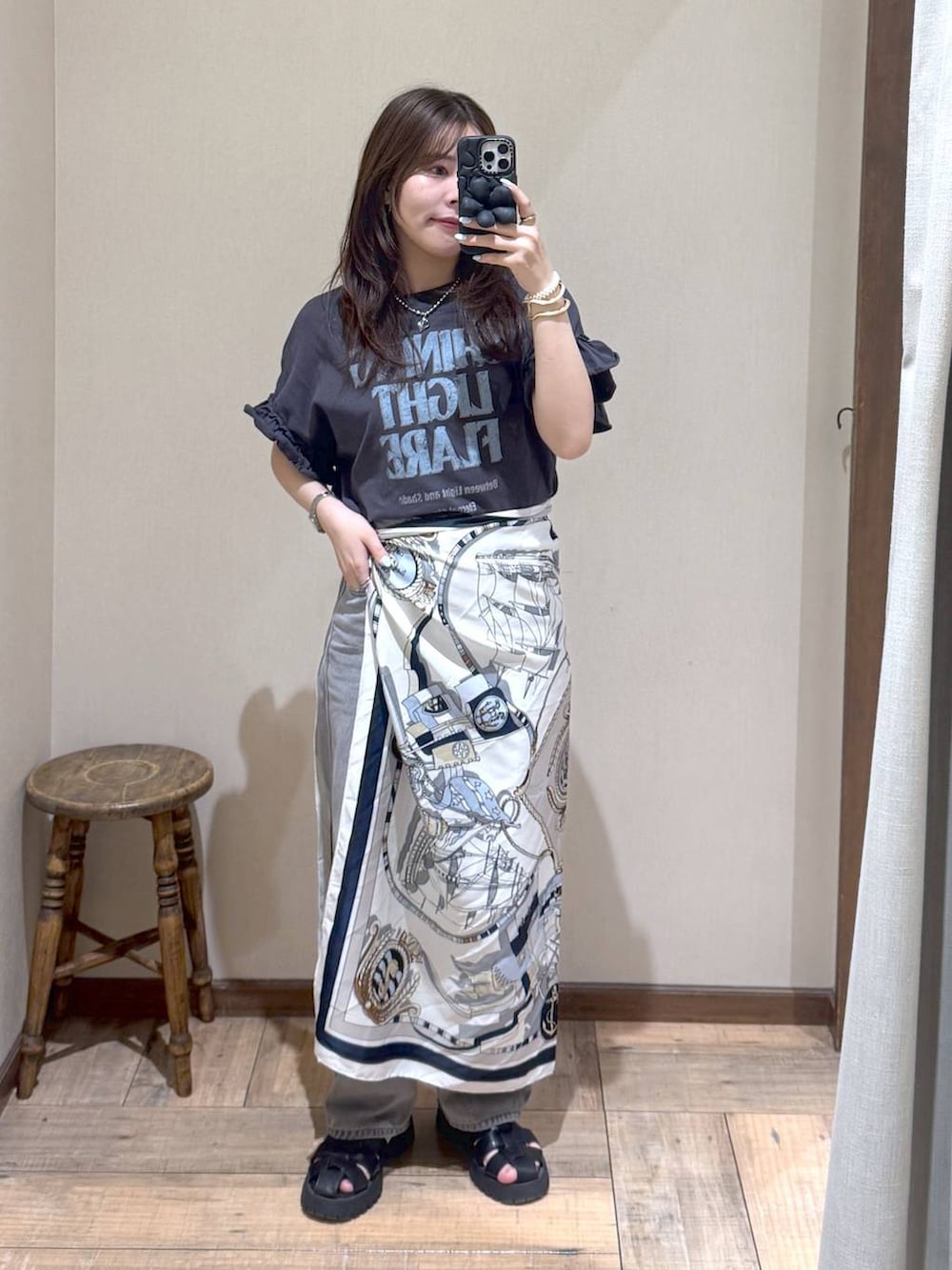 「低身長_GLOBALWORK、145～150cm_GLOBALWORK、GLOBAL WORK、Tシャツ、デニムパンツ、ウエストゴム、ゆったり、低身長、体型カバー、カジュアル」｜「GLOBAL WORKのGOODデニムバギーパンツ/118365（デニムパンツ、グレー系）」を使った、shizuruさん（レディース・149cm）の夏コーディネートの2枚目の写真