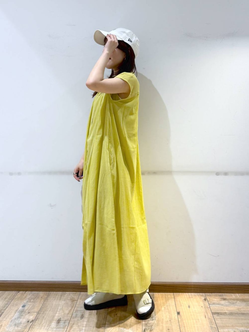 「低身長_GLOBALWORK、145～150cm_GLOBALWORK、GLOBAL WORK、夏コーデ、キャップ、サンダル、きれいめカジュアル、低身長、体型カバー、カジュアル」｜「GLOBAL WORKの9TWENTYCAP/NEW ERA/252025（キャップ、ホワイト系）」を使った、shizuruさん（レディース・149cm）の春コーディネートの2枚目の写真