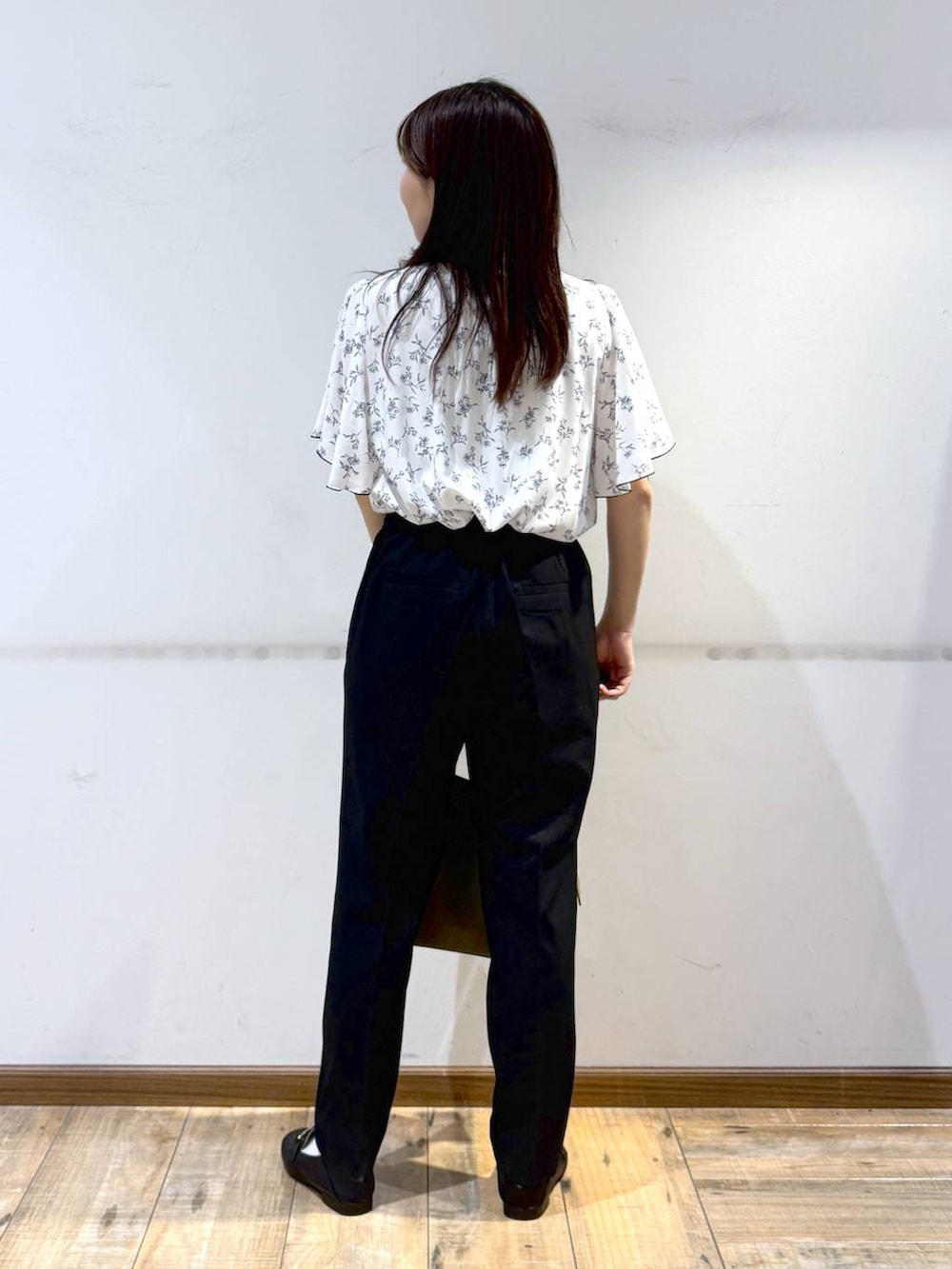 「145～150cm_GLOBALWORK、GLOBAL WORK、ブラウス、きれいめ、低身長、体型カバー、カジュアル、ベーシック/シンプル、夏コーデ、低身長_GLOBALWORK、シワ軽減、ウツクシルエットパンツ_GLOBAL WORK、テーパードパンツ、ウエストゴム」｜「GLOBAL WORKのサイズ拡大/らくっション撥水2WAYローファー/131468（ローファー、ブラック系）」を使った、shizuruさん（レディース・149cm）の春コーディネートの3枚目の写真