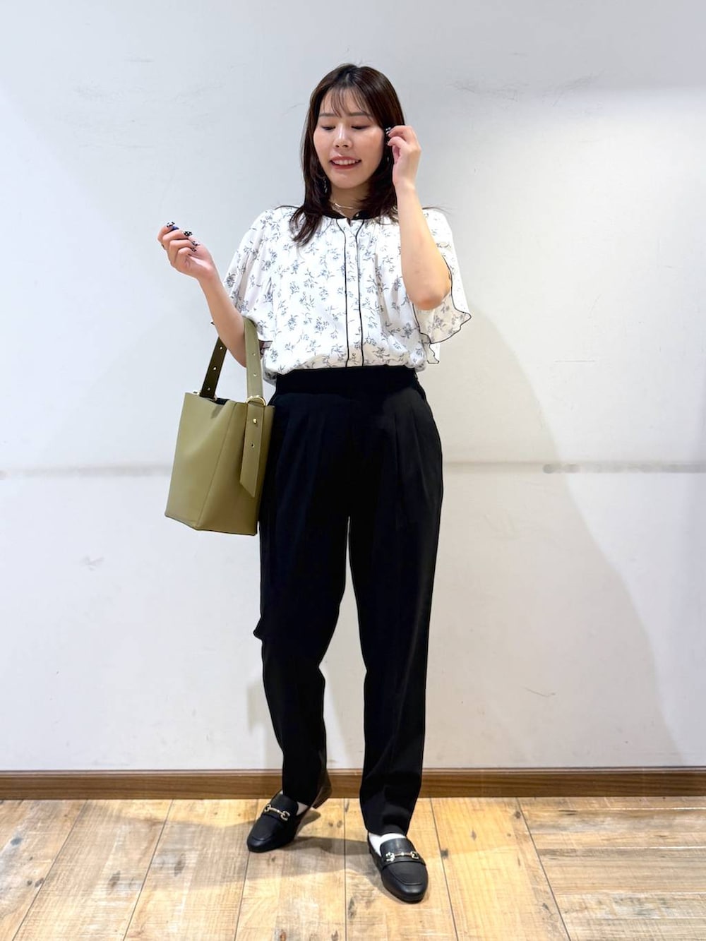 「145～150cm_GLOBALWORK、GLOBAL WORK、ブラウス、きれいめ、低身長、体型カバー、カジュアル、ベーシック/シンプル、夏コーデ、低身長_GLOBALWORK、シワ軽減、ウツクシルエットパンツ_GLOBAL WORK、テーパードパンツ、ウエストゴム」｜「GLOBAL WORKのサイズ拡大/らくっション撥水2WAYローファー/131468（ローファー、ブラック系）」を使った、shizuruさん（レディース・149cm）の春コーディネートの4枚目の写真