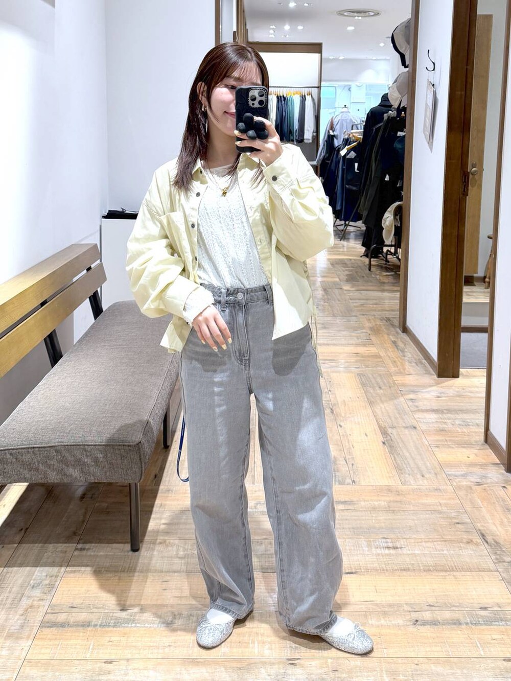 「低身長、体型カバー、カジュアル、低身長_GLOBALWORK、145～150cm_GLOBALWORK、GLOBAL WORK、シャツ、GOOD DENIM_GLOBAL WORK、デニムパンツ、ウエストゴム、ゆったり、ベーシック/シンプル」｜「GLOBAL WORKのGOODデニムバギーパンツ/118365（デニムパンツ、グレー系）」を使った、shizuruさん（レディース・149cm）の春コーディネートの2枚目の写真