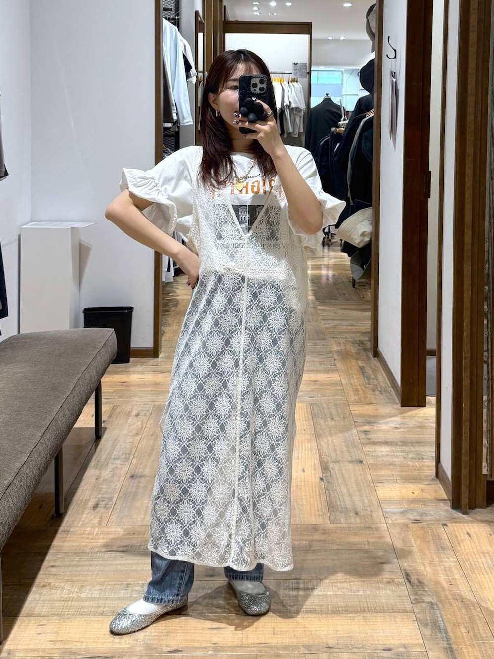 「低身長、体型カバー、カジュアル、低身長_GLOBALWORK、145～150cm_GLOBALWORK、GLOBAL WORK、Tシャツ、デニムパンツ、ウエストゴム」｜「GLOBAL WORKのGOODデニムストレートパンツ/209645（デニムパンツ、ブルー系）」を使った、shizuruさん（レディース・149cm）の春コーディネートの2枚目の写真