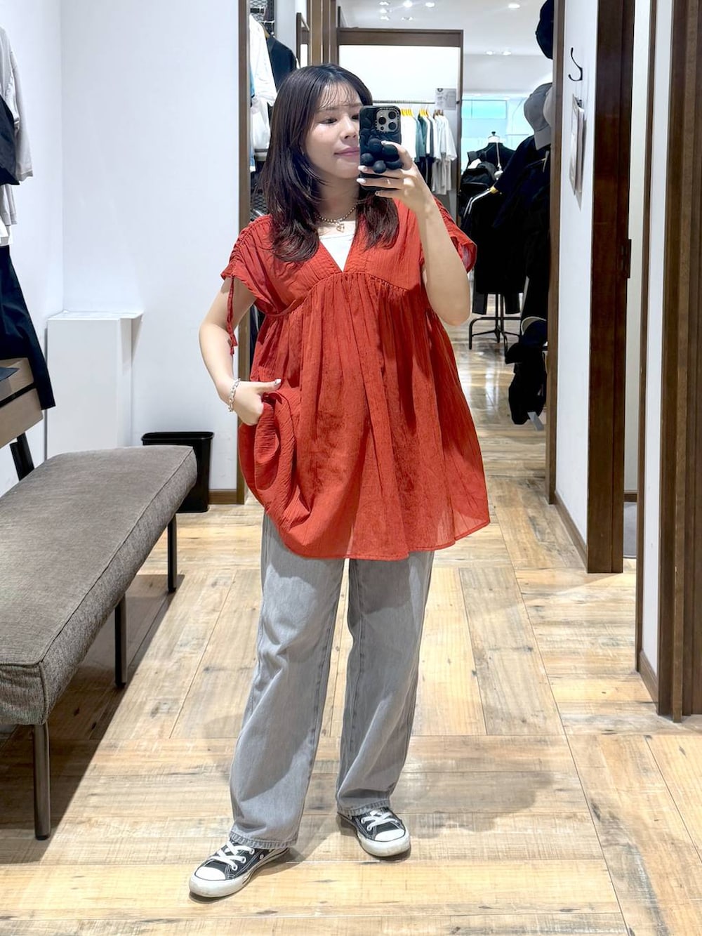 「低身長、体型カバー、カジュアル、低身長_GLOBALWORK、145～150cm_GLOBALWORK、GLOBAL WORK、ブラウス、シワ軽減、GOOD DENIM_GLOBAL WORK、デニムパンツ、ウエストゴム」｜「GLOBAL WORKのGOODデニムバギーパンツ/118365（デニムパンツ、グレー系）」を使った、shizuruさん（レディース・149cm）の夏コーディネートの2枚目の写真