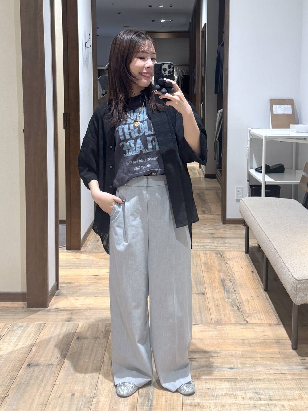 「カジュアル、低身長、体型カバー、低身長_GLOBALWORK、145～150cm_GLOBALWORK、GLOBAL WORK、ブラウス、Tシャツ、ウツクシルエット_GLOBAL WORK、ウツクシルエットでいこう、ワイドパンツ、ウエストゴム、ゆったり、ベーシック/シンプル、きれいめ」｜「GLOBAL WORKのらくっション撥水バレエ/135873（バレエシューズ、シルバー系）」を使った、shizuruさん（レディース・149cm）の春コーディネートの2枚目の写真