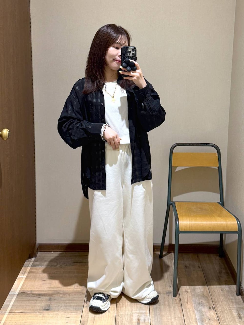 「低身長、体型カバー、カジュアル、低身長_GLOBALWORK、145～150cm_GLOBALWORK、GLOBAL WORK、ブラウス、スウェットパンツ、きれいめカジュアル、ベーシック/シンプル、春コーデ」｜「GLOBAL WORKのアソート柄シアーシャツ/288604（シャツ/ブラウス、ブラック系）」を使った、shizuruさん（レディース・149cm）の春コーディネートの2枚目の写真