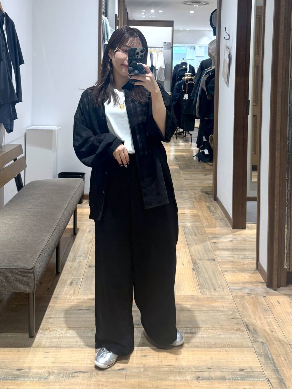 「低身長_GLOBALWORK、145～150cm_GLOBALWORK、GLOBAL WORK、ブラウス、シワ軽減、スウェットパンツ、ウエストゴム、ゆったり、ベーシック/シンプル、きれいめカジュアル、低身長、体型カバー、カジュアル」｜「GLOBAL WORKのアソート柄シアーシャツ/288604（シャツ/ブラウス、ブラック系）」を使った、shizuruさん（レディース・149cm）の春コーディネートの3枚目の写真