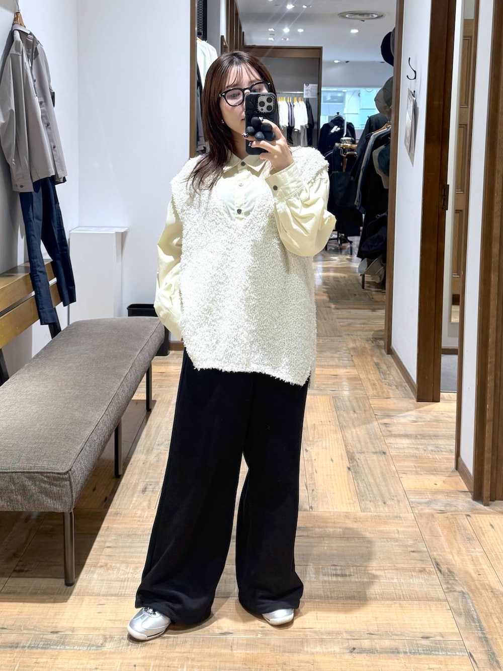 「低身長、体型カバー、カジュアル、低身長_GLOBALWORK、145～150cm_GLOBALWORK、GLOBAL WORK、ベスト、シャツ、シワ軽減、スウェットパンツ、ウエストゴム、ゆったり、伊達メガネ、スニーカー」｜「GLOBAL WORKのイージーケアドロストシャツ/147545（シャツ/ブラウス、イエロー系）」を使った、shizuruさん（レディース・149cm）の春コーディネートの3枚目の写真