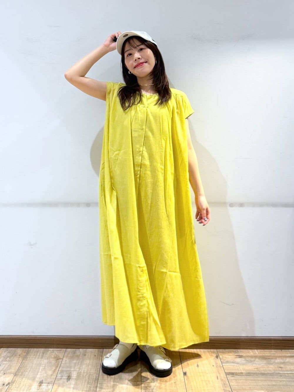 「低身長_GLOBALWORK、145～150cm_GLOBALWORK、GLOBAL WORK、夏コーデ、キャップ、サンダル、きれいめカジュアル、低身長、体型カバー、カジュアル」｜「GLOBAL WORKの9TWENTYCAP/NEW ERA/252025（キャップ、ホワイト系）」を使った、shizuruさん（レディース・149cm）の春コーディネートの4枚目の写真