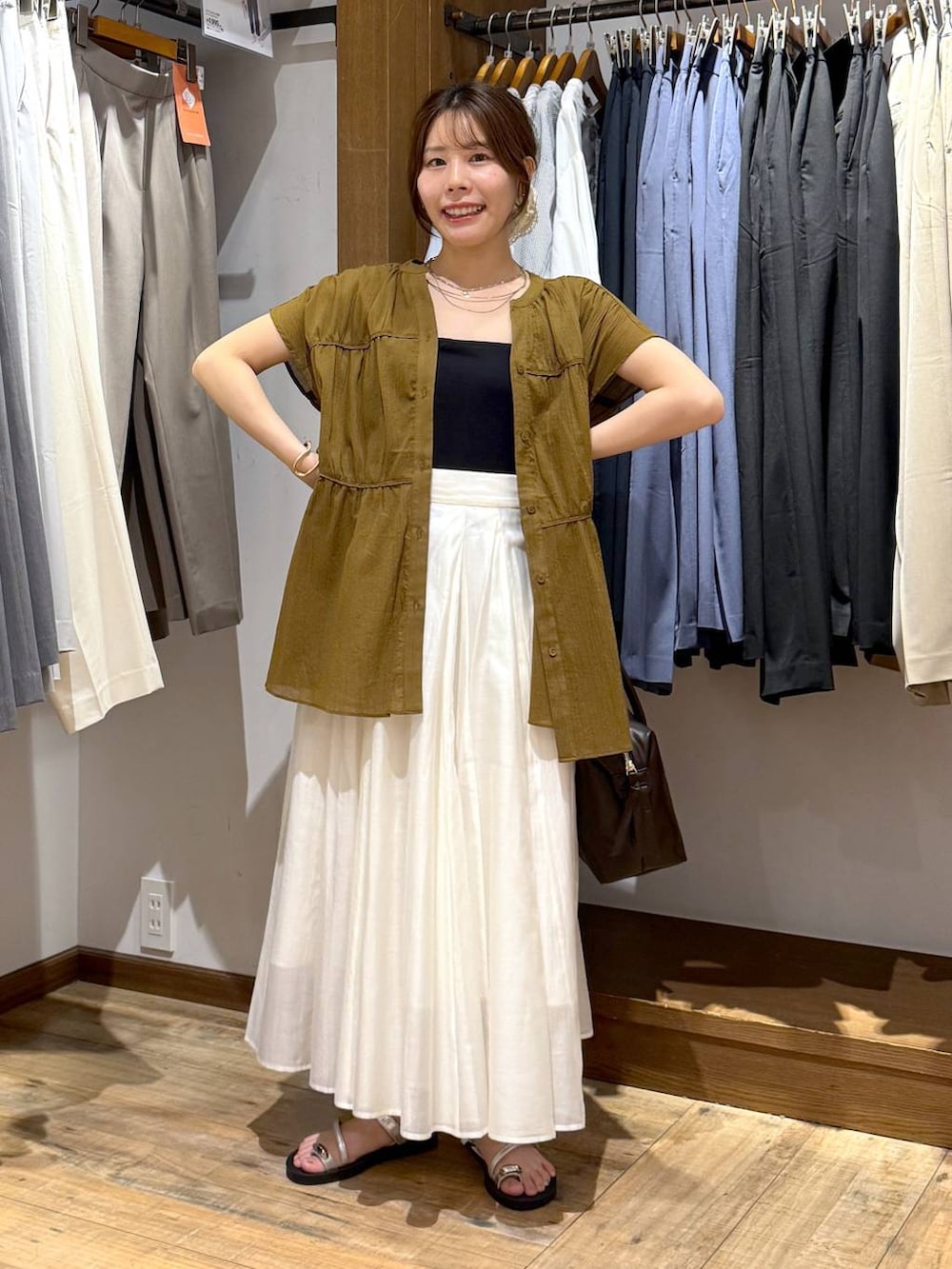 「低身長、体型カバー、カジュアル、ブラウス、スカート、ウエストゴム、ゆったり、ベーシック/シンプル、夏コーデ、サンダル」|「GLOBAL WORKのシアータックフレアスカート/253432(スカート、ホワイト系)」を使った、shizuruさん(レディース・149cm)の夏コーディネートの4枚目の写真