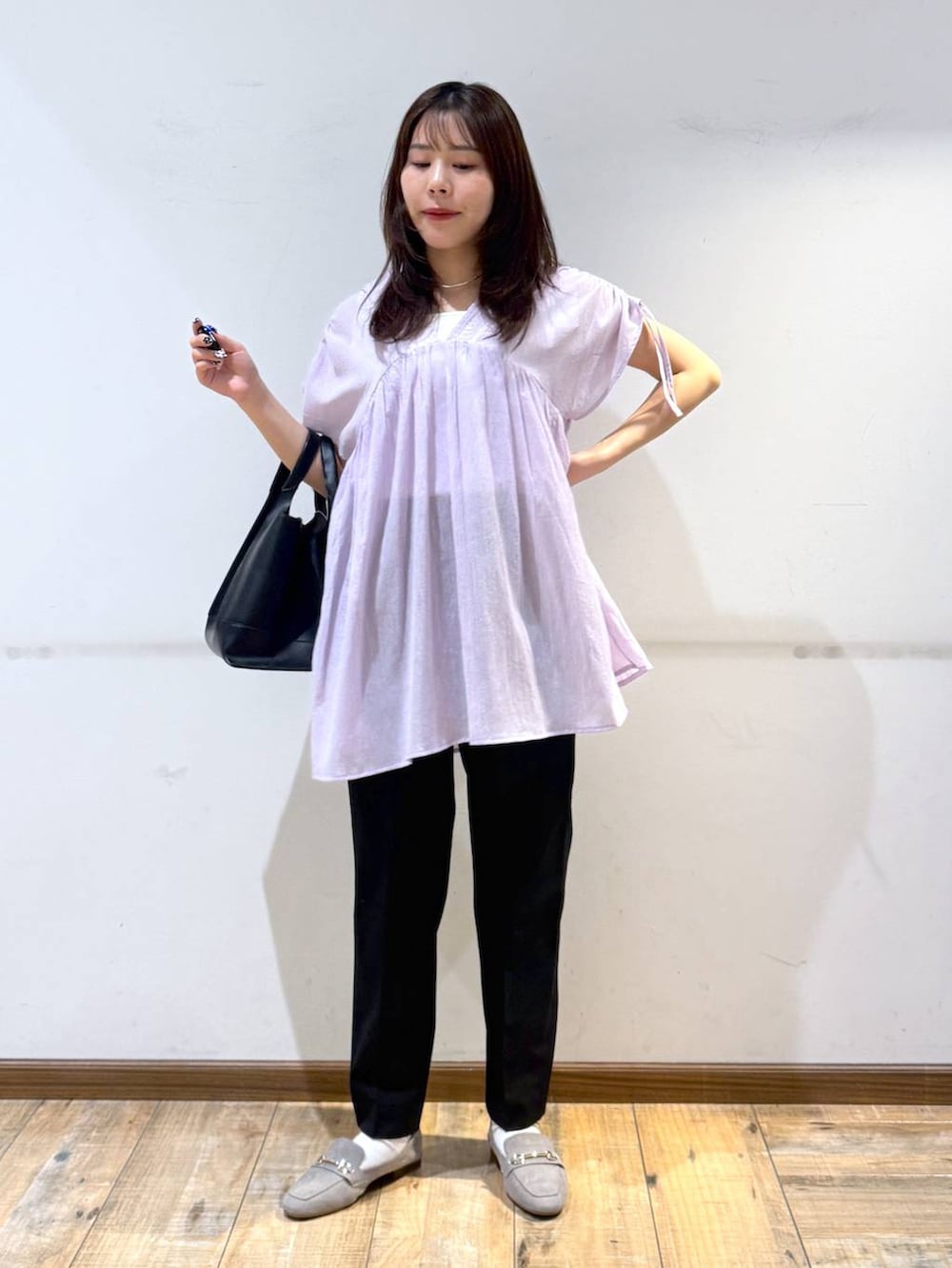 「低身長、体型カバー、カジュアル、低身長_GLOBALWORK、145～150cm_GLOBALWORK、GLOBAL WORK、ブラウス、ウツクシルエット_GLOBAL WORK、ウツクシルエットでいこう、テーパードパンツ、ウエストゴム、きれいめ、ベーシック/シンプル、きれいめカジュアル」｜「GLOBAL WORKのサイズ拡大/らくっション撥水2WAYローファー/131468（ローファー、ベージュ系）」を使った、shizuruさん（レディース・149cm）の春コーディネートの4枚目の写真