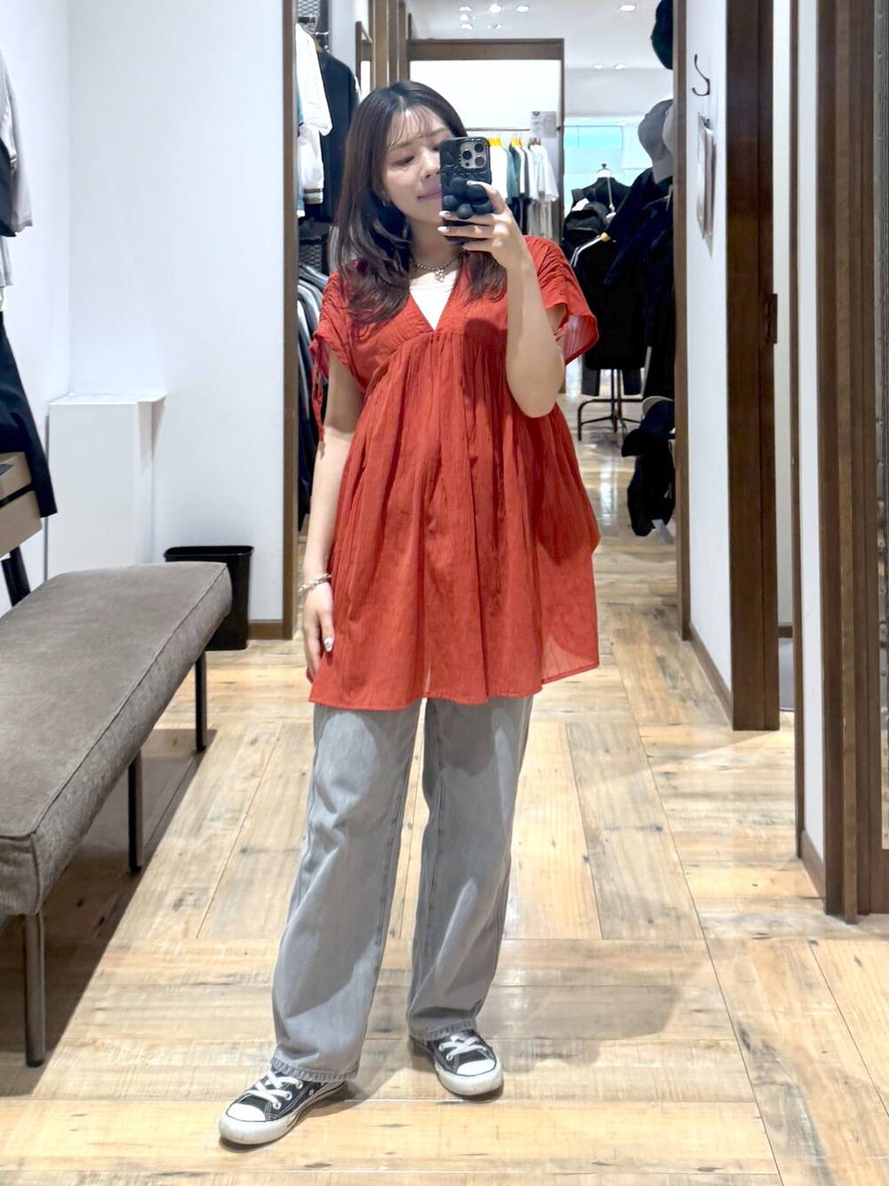 「低身長、体型カバー、カジュアル、低身長_GLOBALWORK、145～150cm_GLOBALWORK、GLOBAL WORK、ブラウス、シワ軽減、GOOD DENIM_GLOBAL WORK、デニムパンツ、ウエストゴム」｜「GLOBAL WORKのGOODデニムバギーパンツ/118365（デニムパンツ、グレー系）」を使った、shizuruさん（レディース・149cm）の夏コーディネートの4枚目の写真