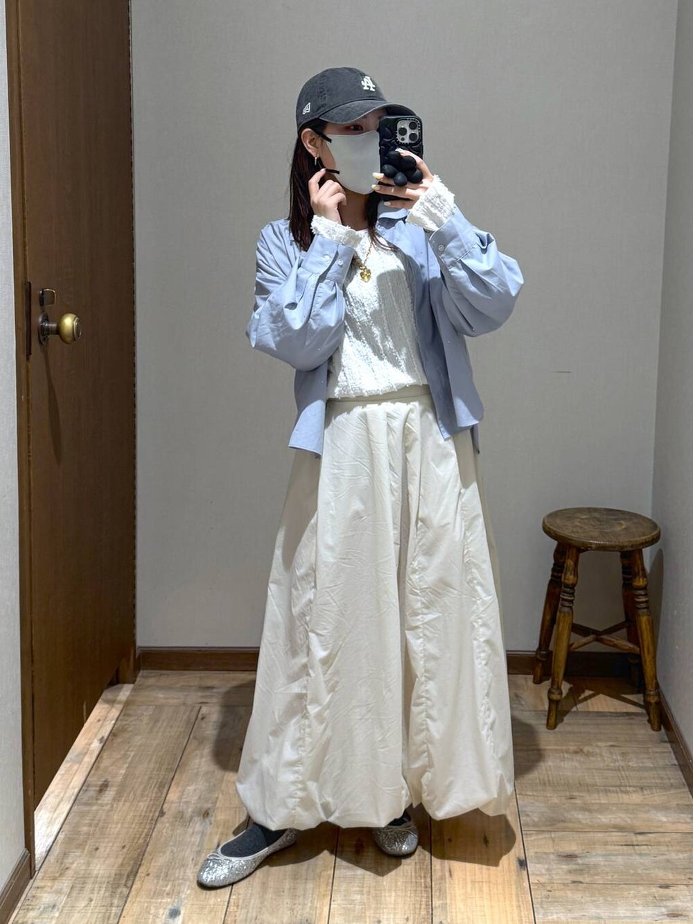 「低身長、体型カバー、カジュアル、低身長_GLOBALWORK、145～150cm_GLOBALWORK、GLOBAL WORK、シャツ、シワ軽減、スカート、ウエストゴム、ゆったり、ベーシック/シンプル」｜「GLOBAL WORKのらくっション撥水バレエ/135873（バレエシューズ、シルバー系）」を使った、shizuruさん（レディース・149cm）の春コーディネートの3枚目の写真