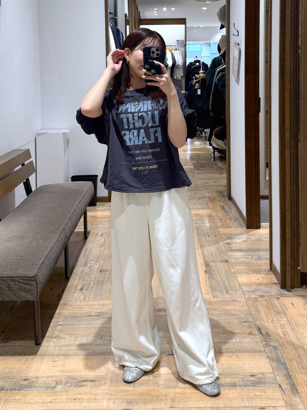 「低身長、体型カバー、カジュアル、低身長_GLOBALWORK、GLOBAL WORK、145～150cm_GLOBALWORK、Tシャツ、スウェットパンツ、ウエストゴム、ゆったり、ベーシック/シンプル」｜「GLOBAL WORKのらくっション撥水バレエ/135873（バレエシューズ、シルバー系）」を使った、shizuruさん（レディース・149cm）の春コーディネートの4枚目の写真