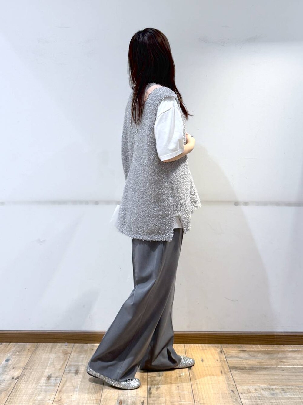 「低身長、体型カバー、カジュアル、低身長_GLOBALWORK、145～150cm_GLOBALWORK、GLOBAL WORK、ベスト、ウツクシルエットでいこう、ワイドパンツ、ウツクシルエット_GLOBAL WORK、きれいめ、ベーシック/シンプル、きれいめカジュアル」｜「GLOBAL WORKのらくっション撥水バレエ/135873（バレエシューズ、シルバー系）」を使った、shizuruさん（レディース・149cm）の春コーディネートの2枚目の写真