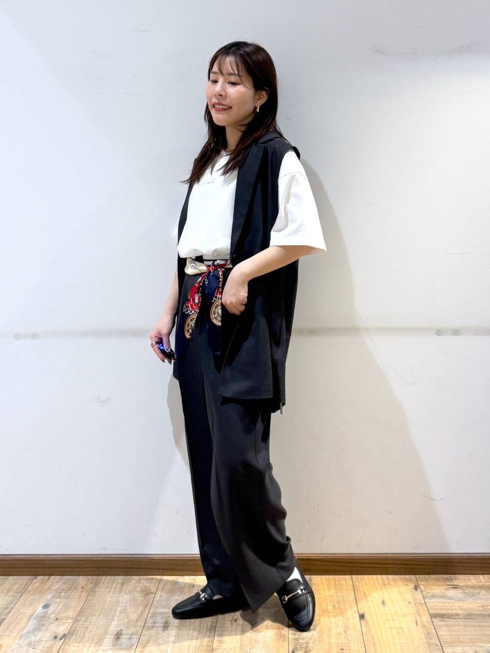 「低身長コーデ、低身長_GLOBALWORK、145～150cm_GLOBALWORK、GLOBAL WORK、ベスト、Tシャツ、ワイドパンツ、ウエストゴム、ゆったり、シワ軽減、ベーシック/シンプル、きれいめ、ローファー、低身長、体型カバー」｜「GLOBAL WORKのサイズ拡大/らくっション撥水2WAYローファー/131468（ローファー、ブラック系）」を使った、shizuruさん（レディース・149cm）の春コーディネートの2枚目の写真