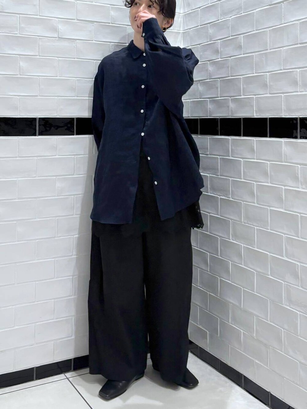ブルー系のシャツ/ブラウス、ブラック系のキャミソール、ブラック系のその他パンツを着用したレディースの春コーディネートの2枚目の写真