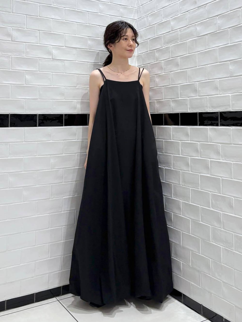「apart by lowrys、SNAP_apart by lowrys、キャミワンピース、ワンピース、旅行、休日コーデ、休日スタイル、低身長、低身長コーデ、夏コーデ、ゆったり、ラフ、体型カバー、軽量、シワ軽減」｜「A part byのバルーンキャミワンピース（ワンピース、ブラック系）」を使った、nakaさん（レディース・155cm）の夏コーディネートの2枚目の写真