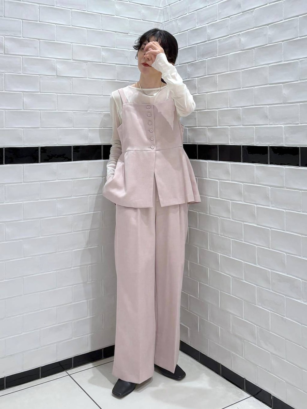 ピンク系のベスト、ピンク系のその他パンツ、ホワイト系のTシャツ/カットソーを着用したレディースの春コーディネートの3枚目の写真