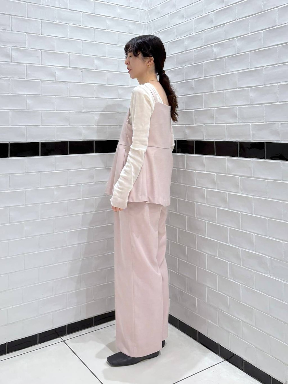 ピンク系のベスト、ピンク系のその他パンツ、ホワイト系のTシャツ/カットソーを着用したレディースの春コーディネートの4枚目の写真