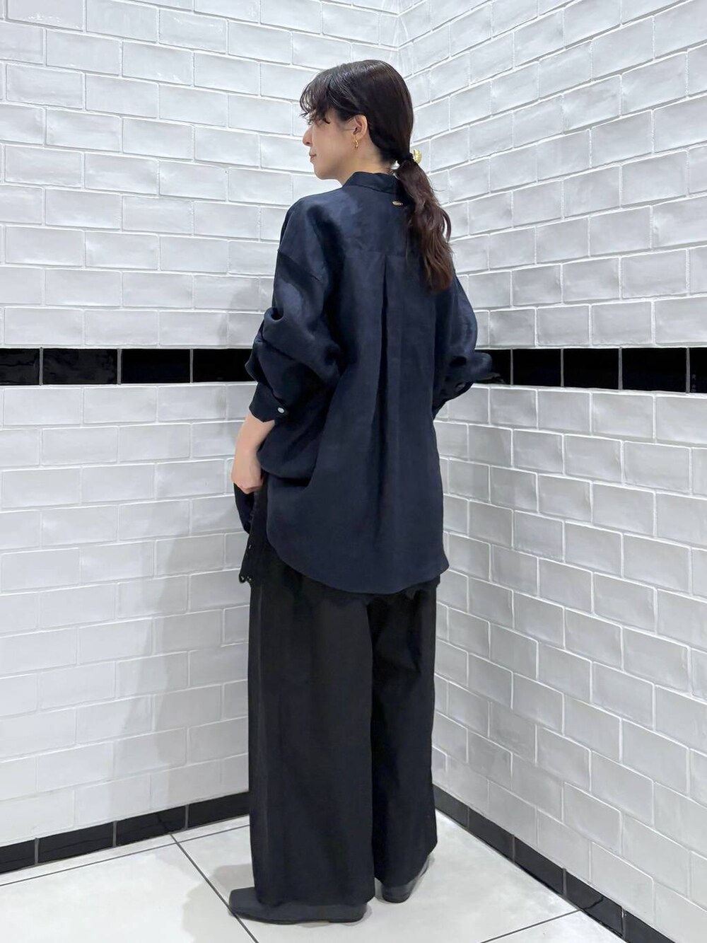 ブルー系のシャツ/ブラウス、ブラック系のキャミソール、ブラック系のその他パンツを着用したレディースの春コーディネートの3枚目の写真