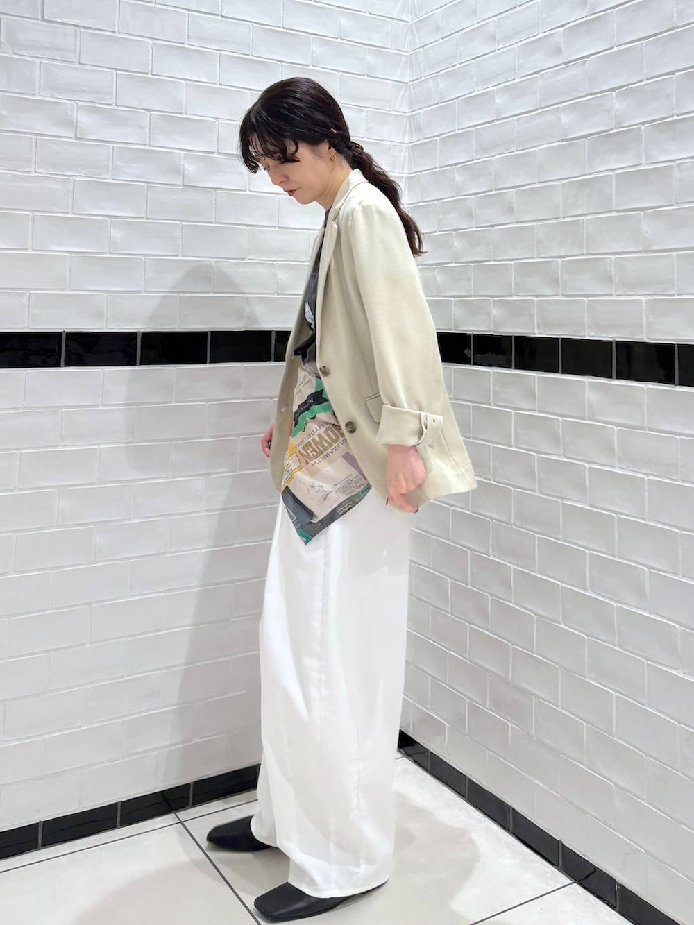 ベージュ系のノーカラージャケット、グレー系のTシャツ/カットソー、レッド系のバンダナ/スカーフを着用したレディースの春コーディネートの3枚目の写真