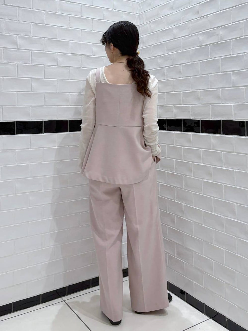 ピンク系のベスト、ピンク系のその他パンツ、ホワイト系のTシャツ/カットソーを着用したレディースの春コーディネートの5枚目の写真