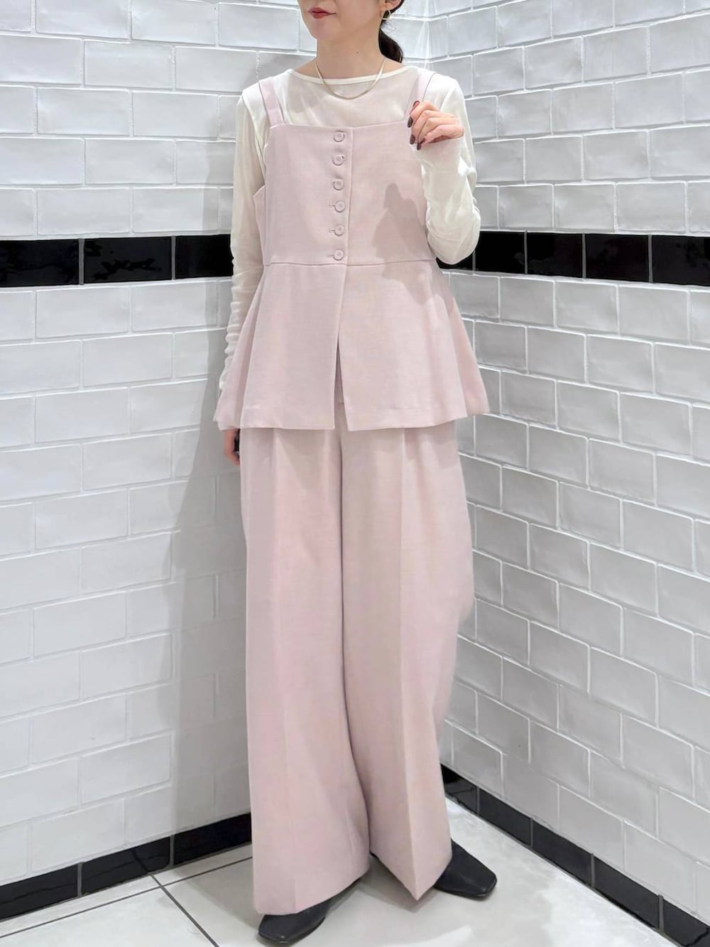 ピンク系のベスト、ピンク系のその他パンツ、ホワイト系のTシャツ/カットソーを着用したレディースの春コーディネートの2枚目の写真