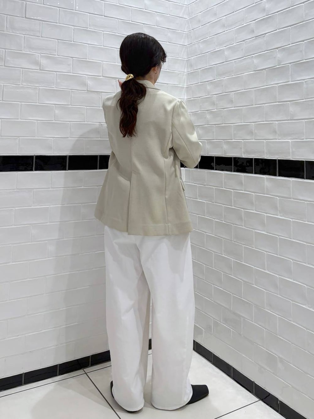 ベージュ系のノーカラージャケット、グレー系のTシャツ/カットソー、レッド系のバンダナ/スカーフを着用したレディースの春コーディネートの4枚目の写真