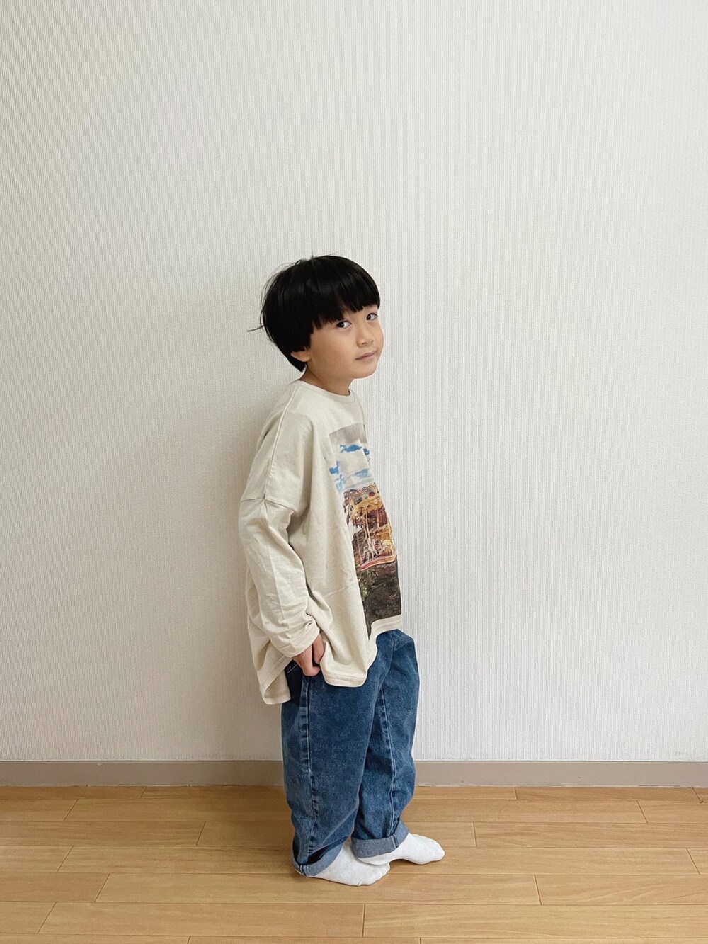 ブルー系のデニムパンツ、ベージュ系のTシャツ/カットソー、ホワイト系のソックス/靴下を着用したキッズの秋コーディネートの2枚目の写真