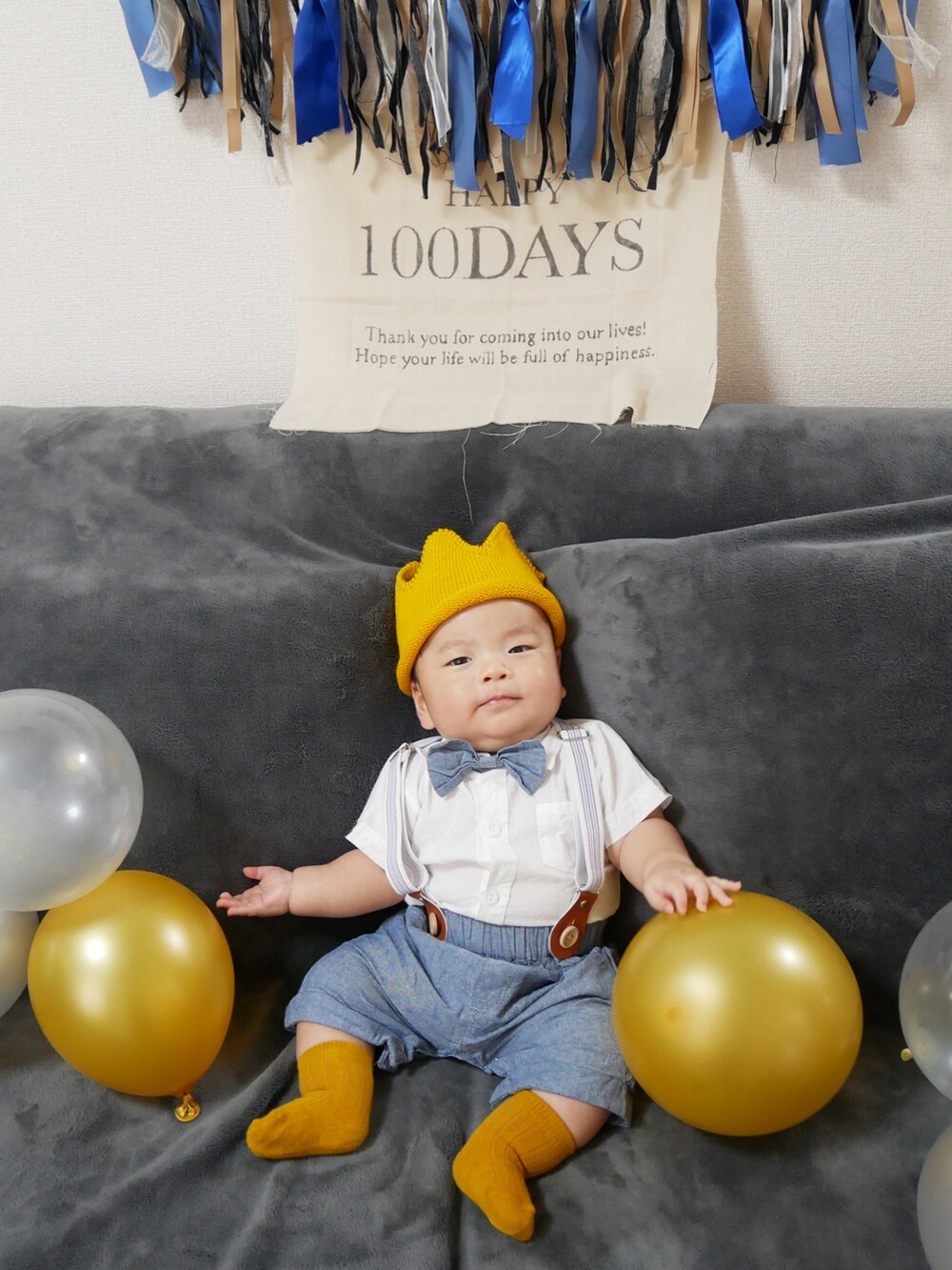 イエロー系のその他ベビーウェアを着用したキッズの秋コーディネートの2枚目の写真