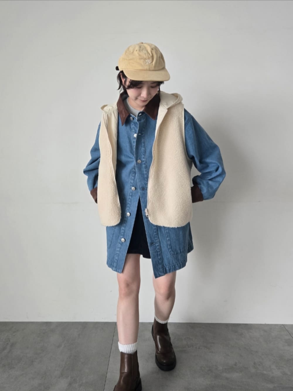 ホワイト系のジャケット/アウター、ブルー系のブルゾン、ブラウン系のブーツを着用したレディースの秋コーディネートの4枚目の写真