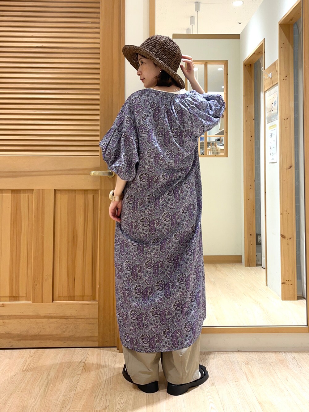 グレー系のワンピース、ホワイト系のTシャツ/カットソー、ブラック系のドレスシューズを着用したレディースの夏コーディネートの4枚目の写真