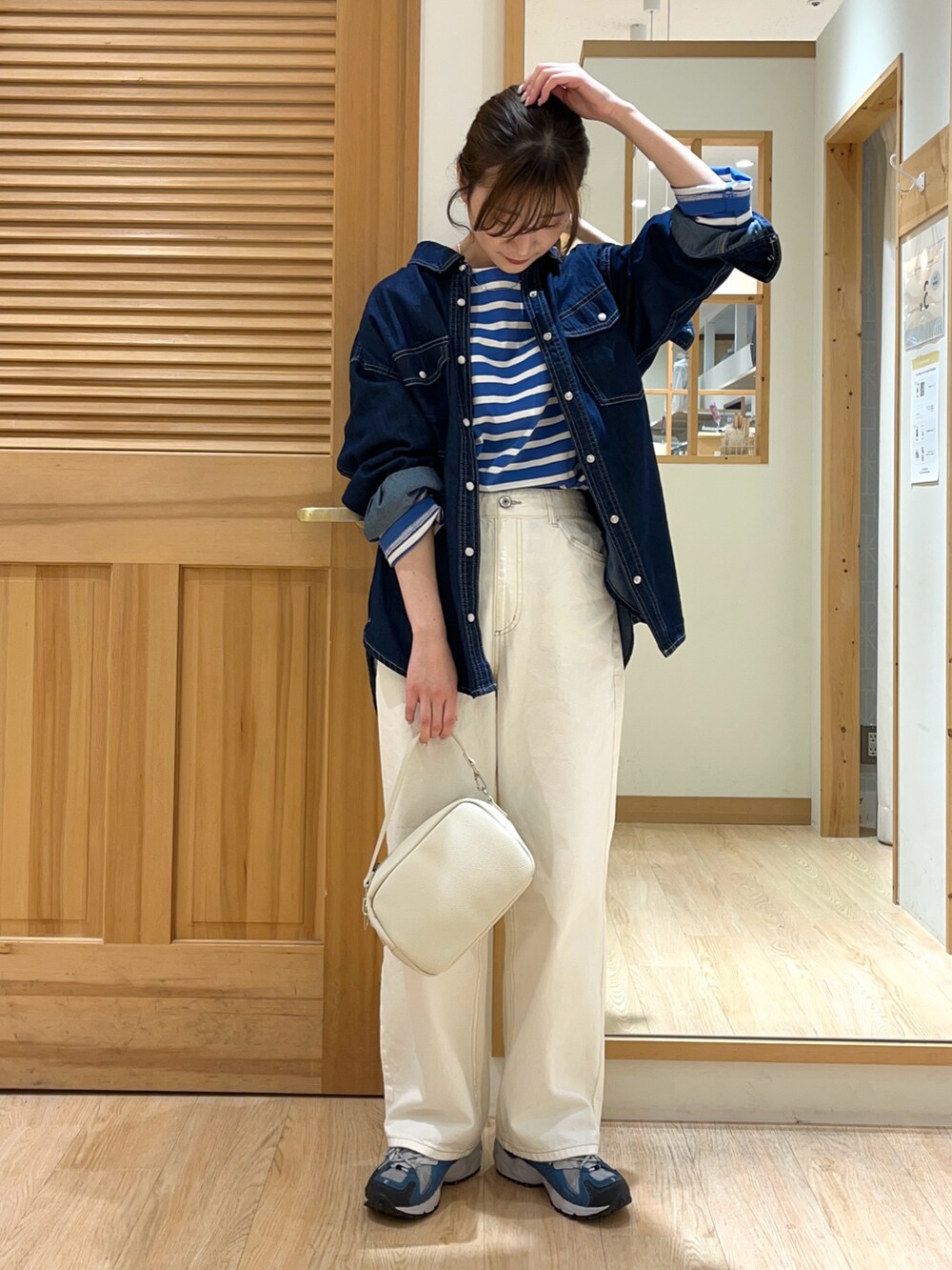 ホワイト系のその他パンツ、ブラック系のバッグ、ブルー系のシャツ/ブラウスを着用したレディースの冬コーディネートの2枚目の写真